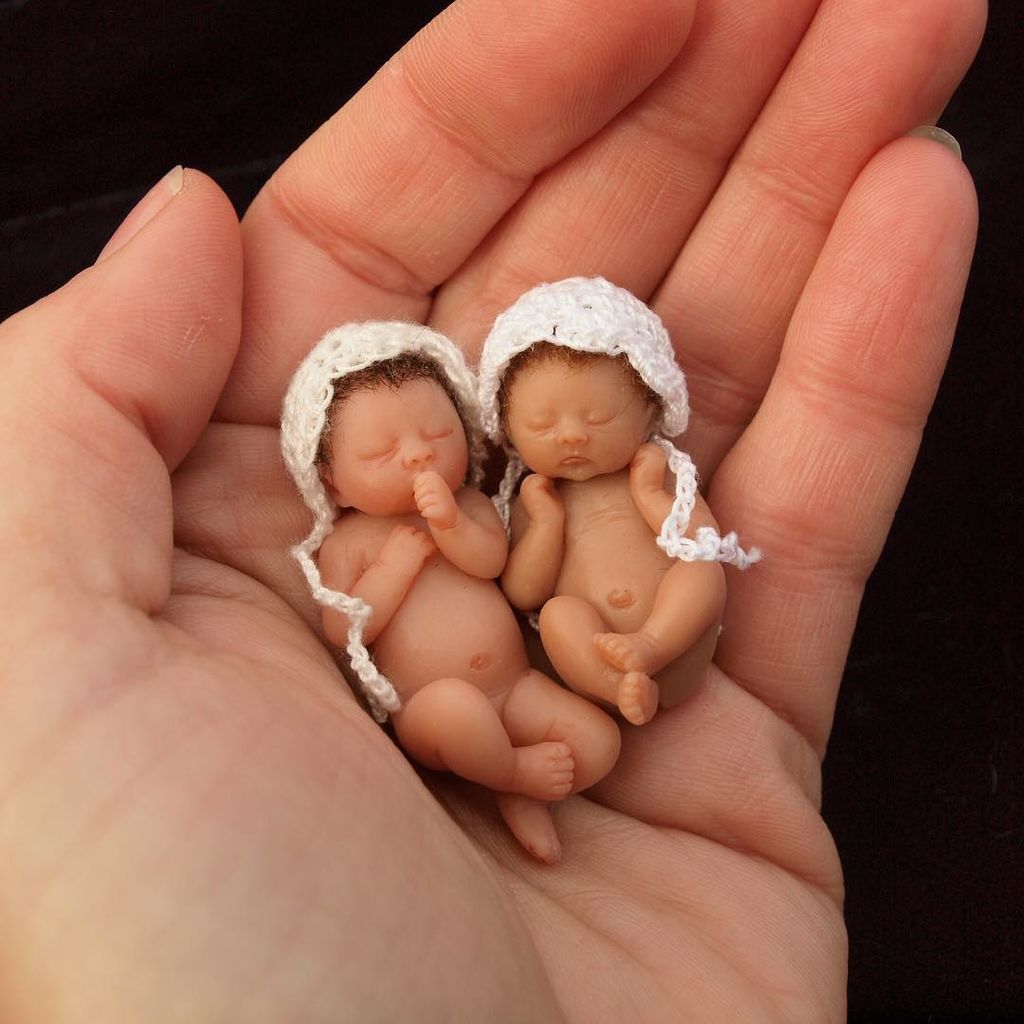 Καλλιτέχνης φτιάχνει μινιατούρες νεογέννητων μωρών και είναι εντυπωσιακές (pics) 
