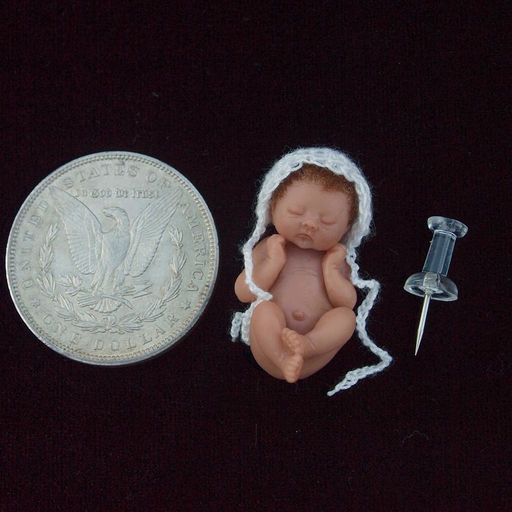 Καλλιτέχνης φτιάχνει μινιατούρες νεογέννητων μωρών και είναι εντυπωσιακές (pics) 