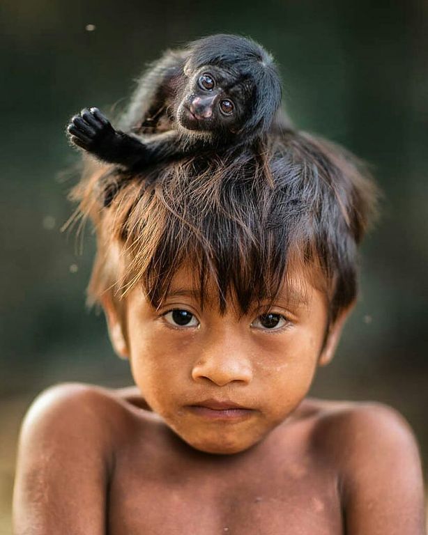 Οι εντυπωσιακές φωτογραφίες παιδιών που μένουν σε τροπικά δάση
