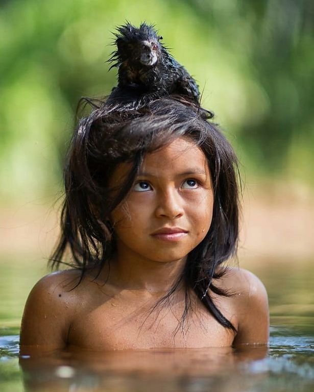 Οι εντυπωσιακές φωτογραφίες παιδιών που μένουν σε τροπικά δάση