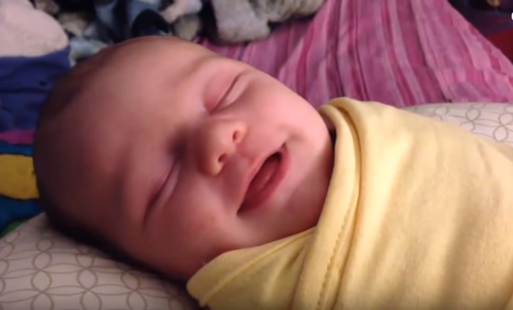 Μα τι να ονειρεύονται αυτοί οι μικρούληδες και γελάνε στον ύπνο τους; (vid)