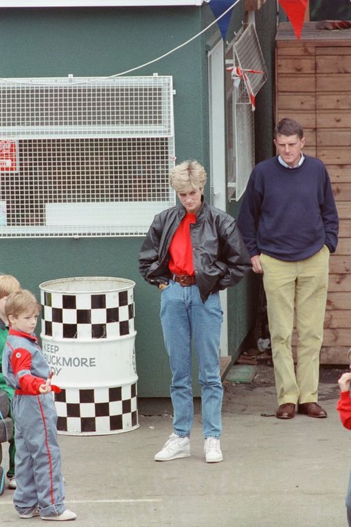 Όταν φορούσε "mom jeans" με ζώνη. Κλασσικό outif του ΄'90