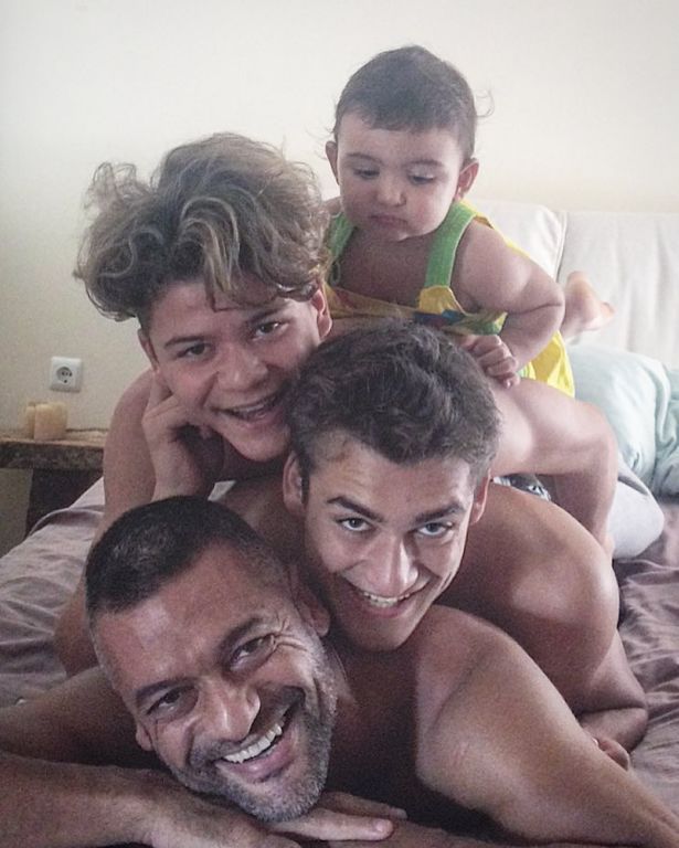 Στέλιος  Κρητικός: Η εκπληκτική ομοιότητα με τους γιους του σε αφήνουν άφωνο! (pics)