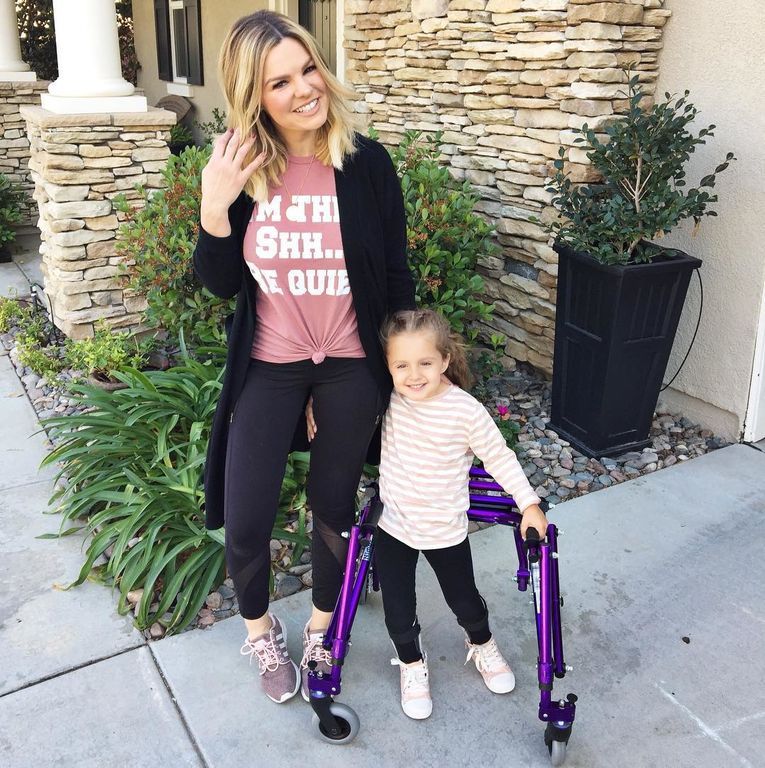 Μια περήφανη μανούλα φωτογραφίζεται με το παιδάκι της που έχει εγκεφαλική παράλυση και μας συγκινεί