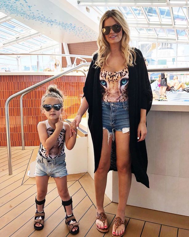 Μια περήφανη μανούλα φωτογραφίζεται με το παιδάκι της που έχει εγκεφαλική παράλυση και μας συγκινεί