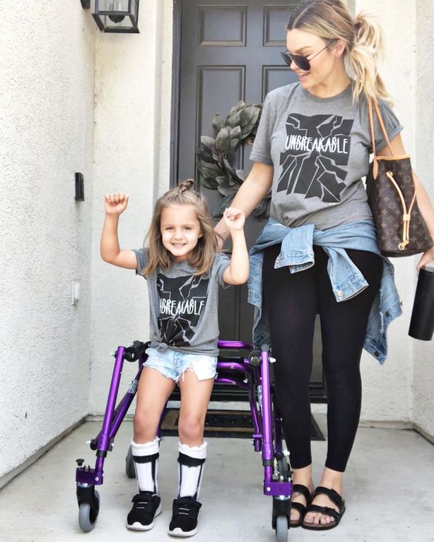 Μια περήφανη μανούλα φωτογραφίζεται με το παιδάκι της που έχει εγκεφαλική παράλυση και μας συγκινεί