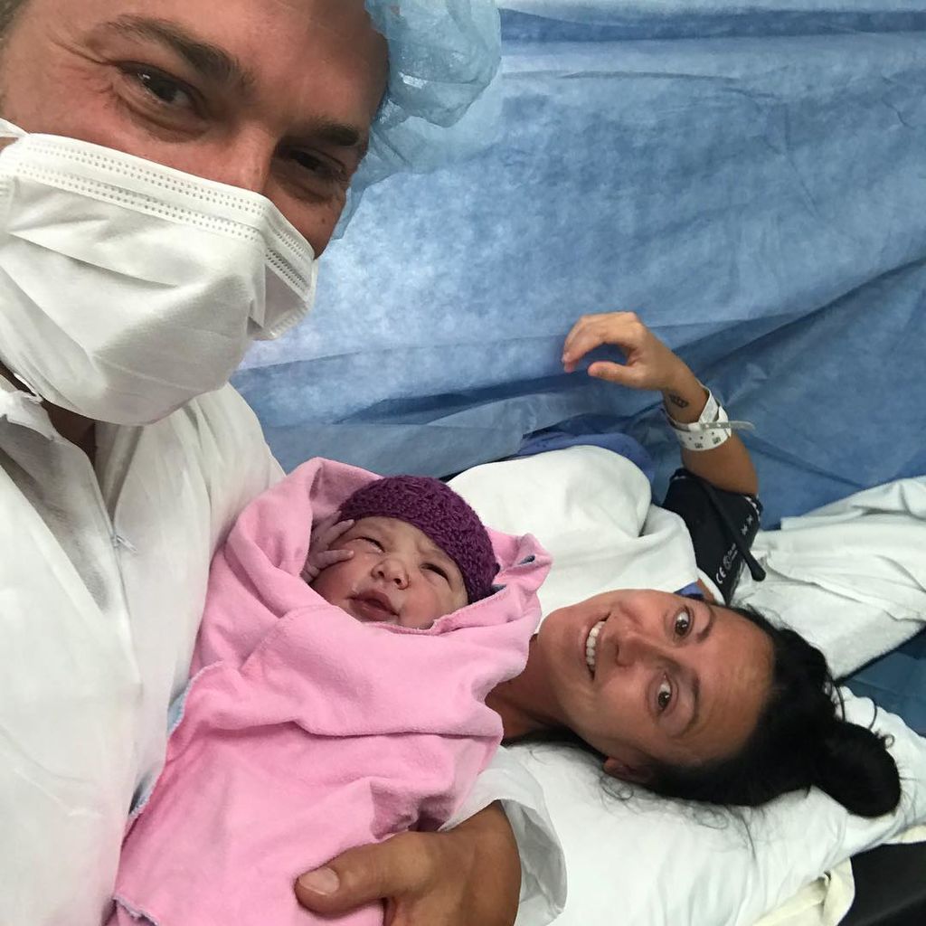 Γνωστός τραγουδιστής απέκτησε αδερφή - Δείτε την τρυφερή φωτογραφία