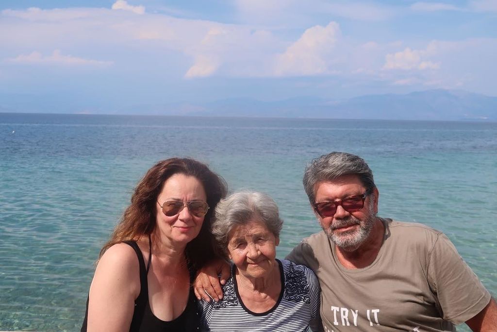 Γιάννης Λάτσιος: Η φωτογραφία με την μαμά του και την αδερφή του