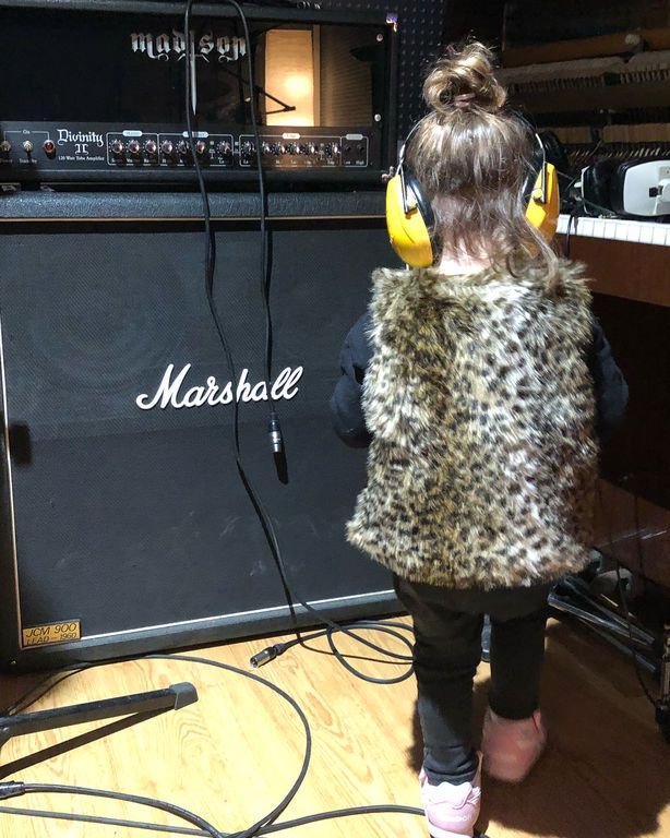 Πηνελόπη Ανασταστοπούλου: Οι φώτο της κόρης της δείχνουν ότι θα γίνει μια μεγάλη ροκ σταρ (pics)