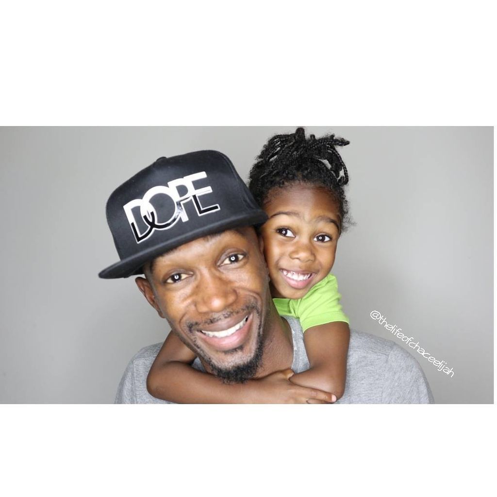 Ένας μπαμπάς κάνει τα πάντα για να διασκεδάζει τον γιο του που γεννήθηκε με συγγενή καρδιοπάθεια