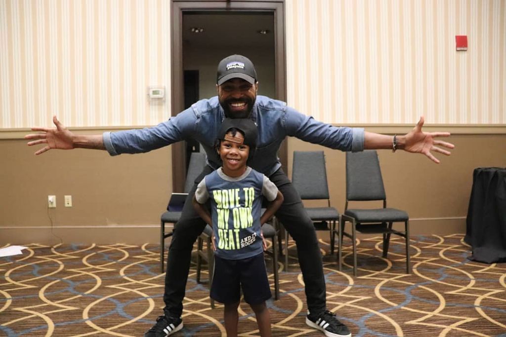 Ένας μπαμπάς κάνει τα πάντα για να διασκεδάζει τον γιο του που γεννήθηκε με συγγενή καρδιοπάθεια