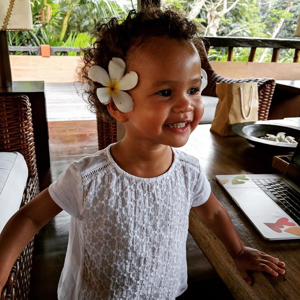 Chrissy Teigen: Έτσι διαχειρίστηκε τον αποχωρισμό την πρώτη εβδομάδα που πήγε η κόρη της σχολείο