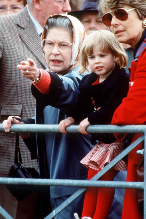 Οι πιο όμορφες φωτογραφίες της Βασίλισσας Ελισάβετ με τα εγγόνια και τα δισέγγονά της (pics)