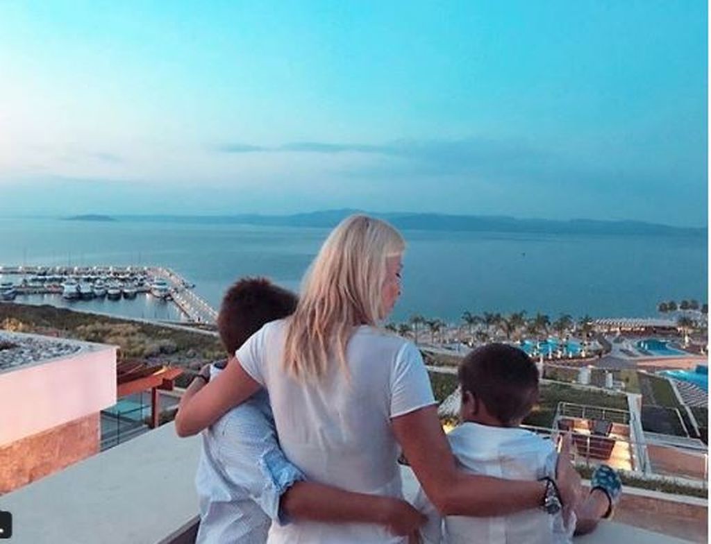 Η υπέροχη φωτογραφία της Σκορδά με τα δυο αγγελούδια της