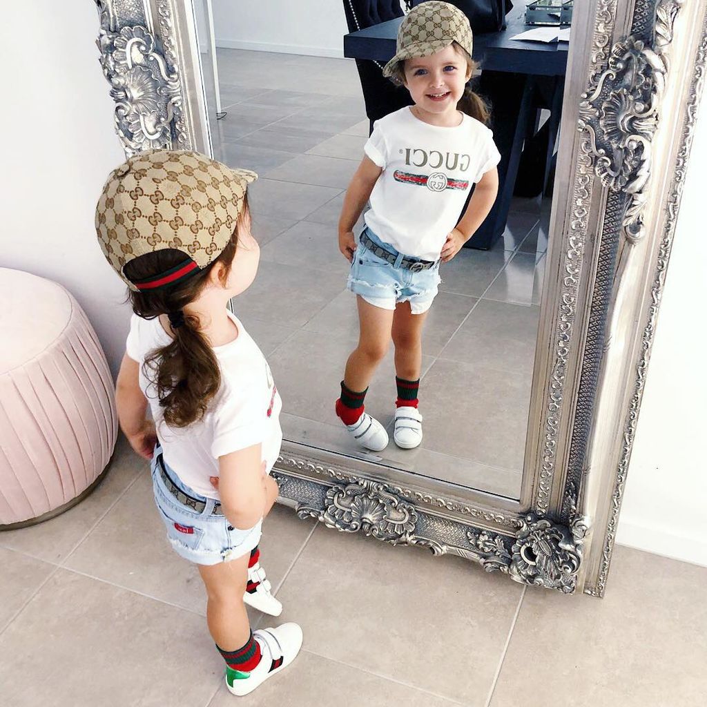 Γνωρίστε την 5χρονη που μένει σε πεντάστερα ξενοδοχεία & ταξιδεύει σε εξωτικούς προορισμούς (pics)