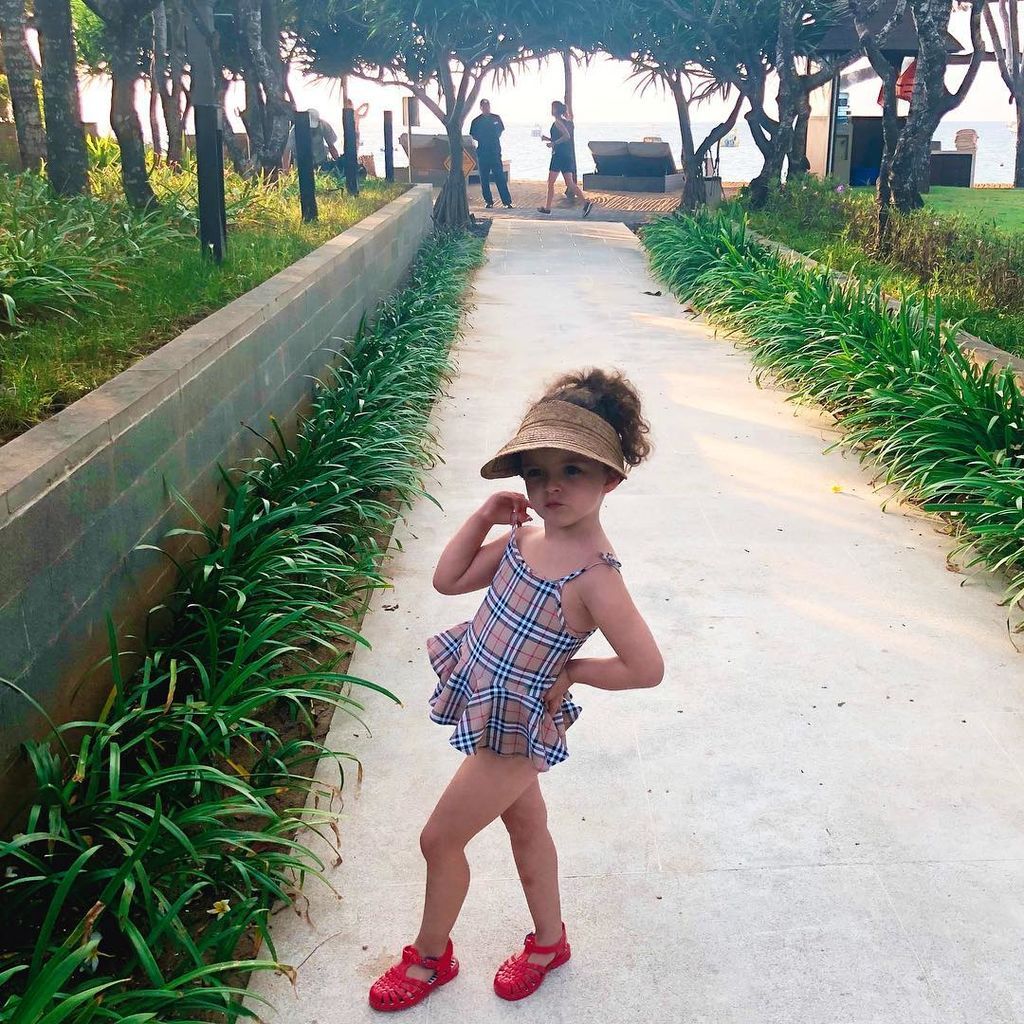 Γνωρίστε την 5χρονη που μένει σε πεντάστερα ξενοδοχεία & ταξιδεύει σε εξωτικούς προορισμούς (pics)