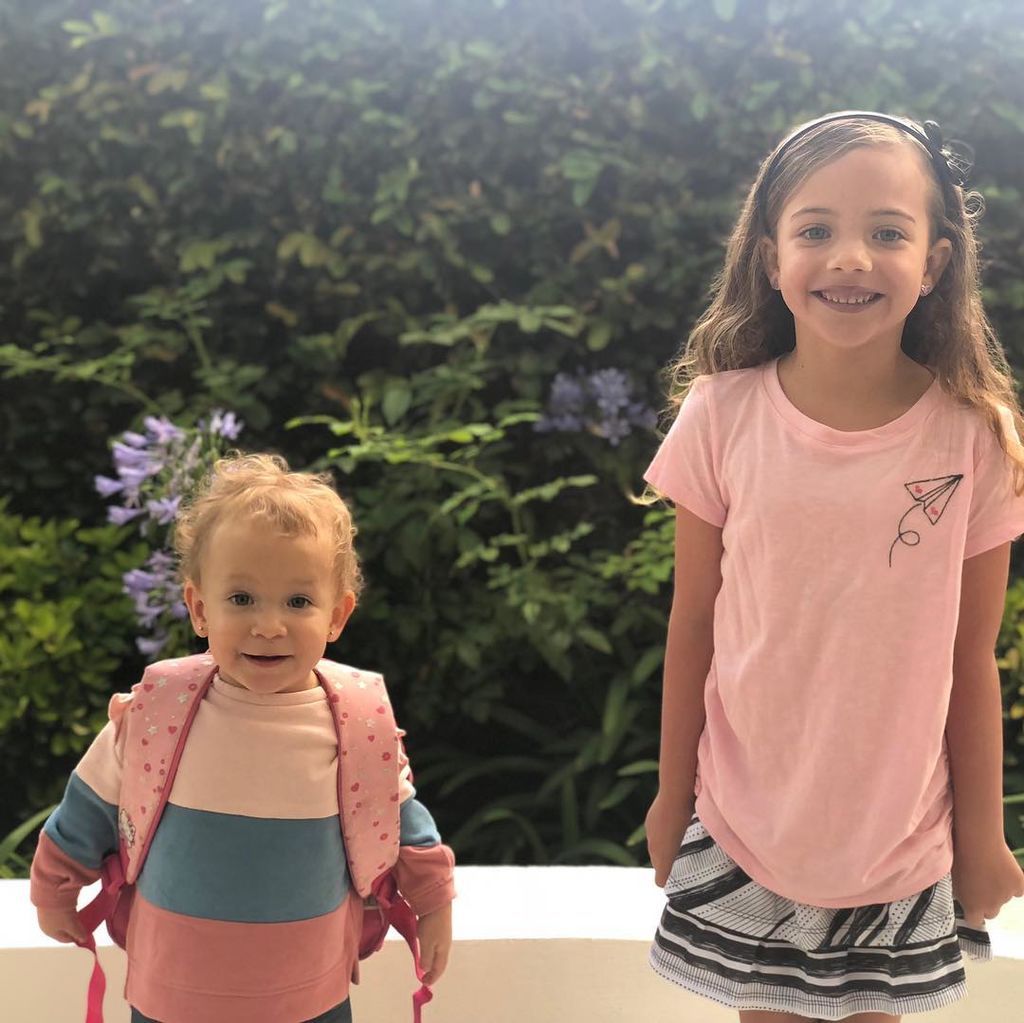 Το μήλο κάτω από τη μηλιά θα πέσει! Η μικρή είναι η κούκλα κόρη γνωστού τραγουδιστή (pics)