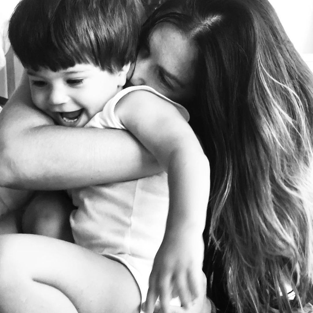 «Μάχη για μια αγκαλιά!», αυτό τον τίτλο έδωσε η Ελληνίδα ηθοποιός στη φώτο με το γιο της