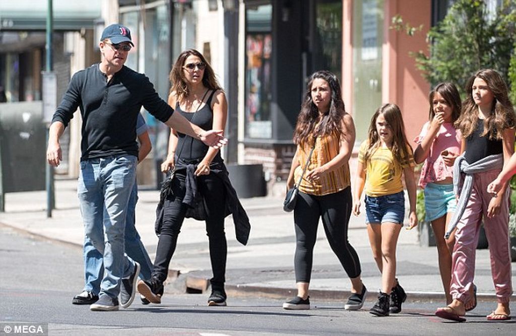 Matt Damon: Οι κόρες του μεγάλωσαν και του μοιάζουν πολύ (pics) 