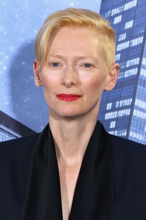 Είκοσι μοντέρνα χτενίσματα για κοντά και καρέ μαλλιά (pics)