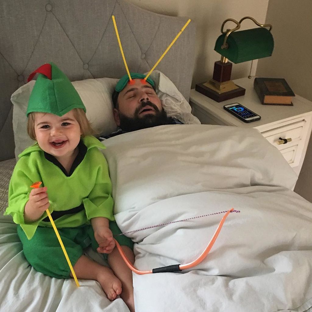 Αυτός ο μπαμπάς έχει χιούμορ! Δείτε τις αστείες φωτογραφίες που βγάζει με την κόρη του (pics)