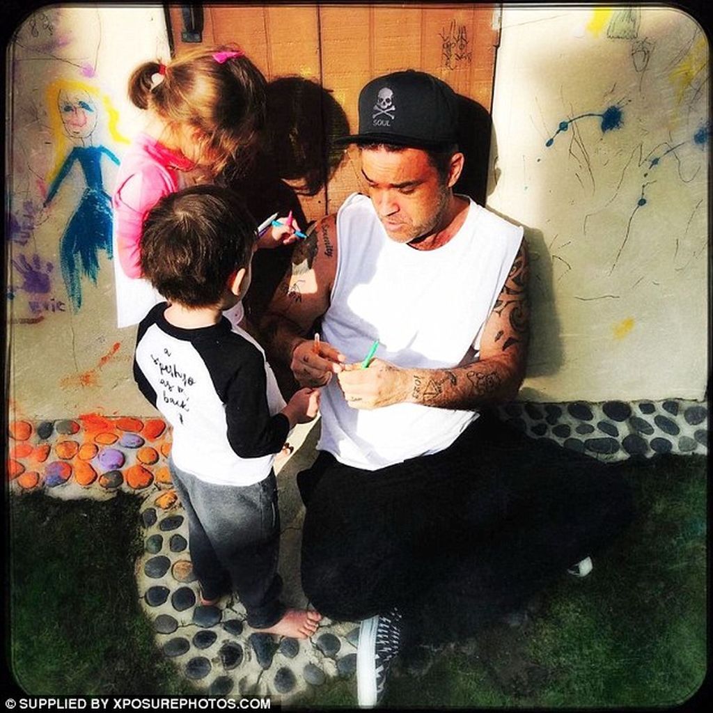 Διάσημος τραγουδιστής έγινε για τρίτη φορά μπαμπάς και αυτή είναι η πρώτη φωτο από το μαιευτήριο