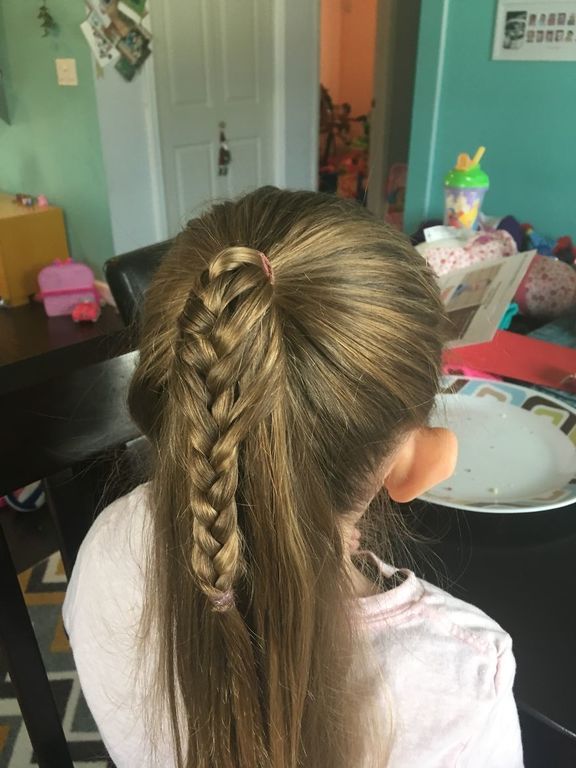 Η κόρη της πηγαίνει στο σχολείο με διαφορετικό χτένισμα κάθε μέρα - Πάρτε ιδέες (pics) 