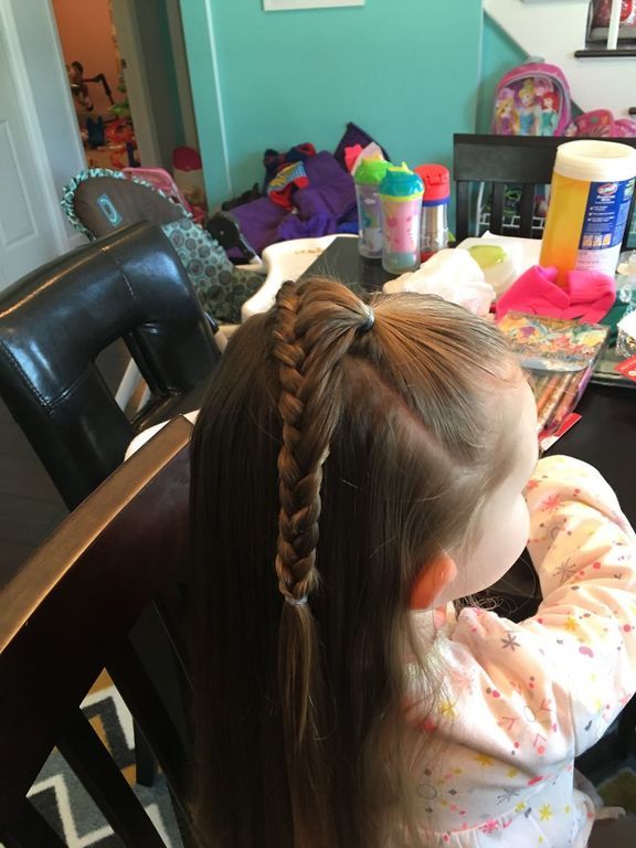 Η κόρη της πηγαίνει στο σχολείο με διαφορετικό χτένισμα κάθε μέρα - Πάρτε ιδέες (pics) 