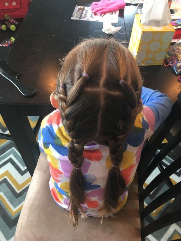 Η κόρη της πηγαίνει στο σχολείο με διαφορετικό χτένισμα κάθε μέρα - Πάρτε ιδέες (pics) 