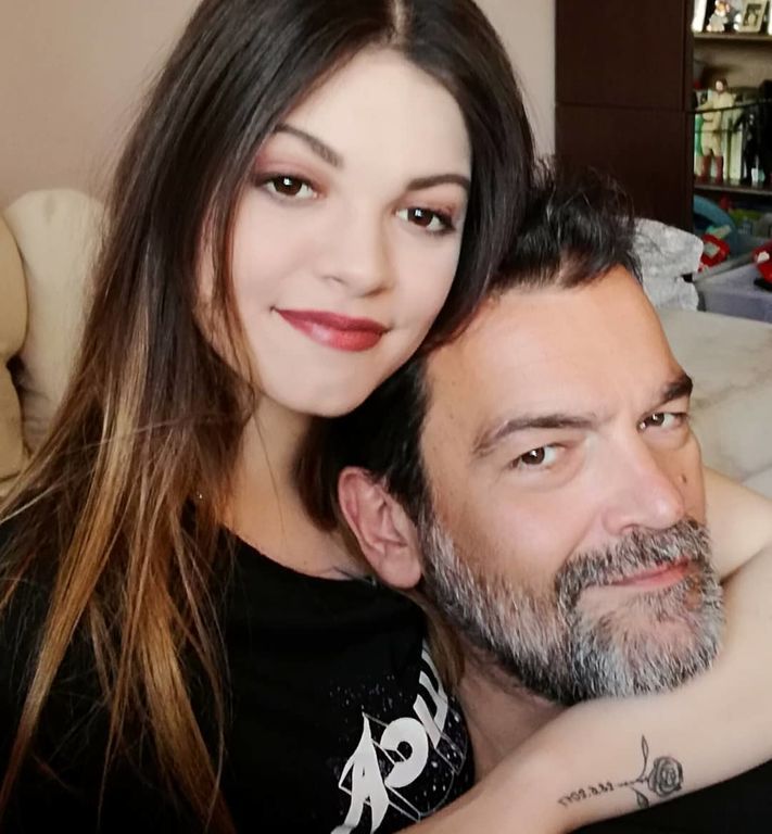 Κωνσταντίνος Καζάκος: Η συγκινητική φώτο του γιου του που βλέπει ταινία με την Καρέζη 