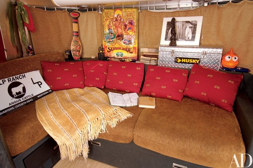 Είχε σκοπό κάποια στιγμή να νοικιάσει μια έκταση όπου αυτός και οι φίλοι του θα πάρκαραν τα τροχόσπιτά τους.