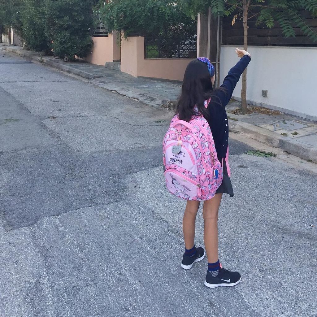 Όλγα Λαφαζάνη: «Πρώτη μέρα στο σχολείο!!! Χαιρετώντας τον αδερφούλη που είναι στο παράθυρο. Καλή σχολή χρονιά στα παιδάκια μας, σε μας και σε όσους τα φροντίζουν , στις γιαγιάδες στους παππούδες!!! #firstdayofschool #haveagreatschoolyear#backtoschool»