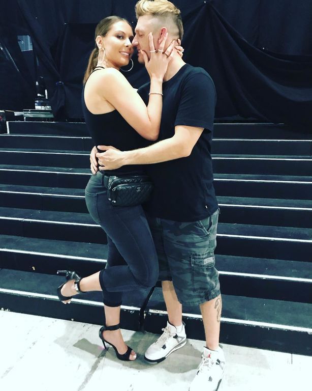 Πριν μερικές ώρες ο γνωστός τραγουδιστής ανακοίνωσε ότι η γυναίκα του απέβαλε