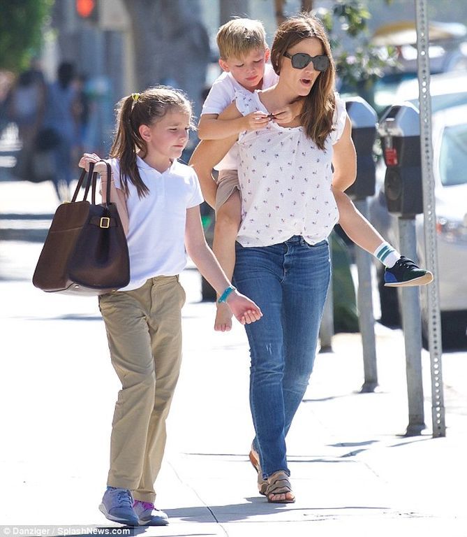 Δεν μπορούσε να περπατήσει και η διάσημη μαμά του τον «φόρτωσε» στην πλάτη της (pics)