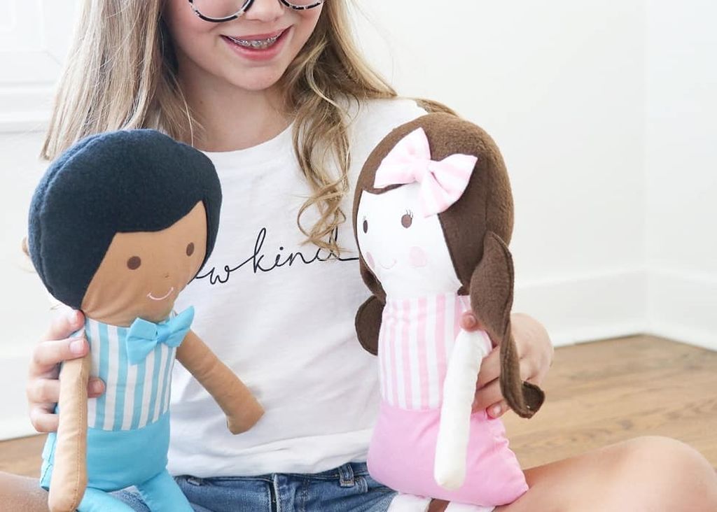 Γνωρίστε τη Charlotte! Δημιουργεί κούκλες για παιδιά που πρόκειται να χειρουργηθούν (pics)