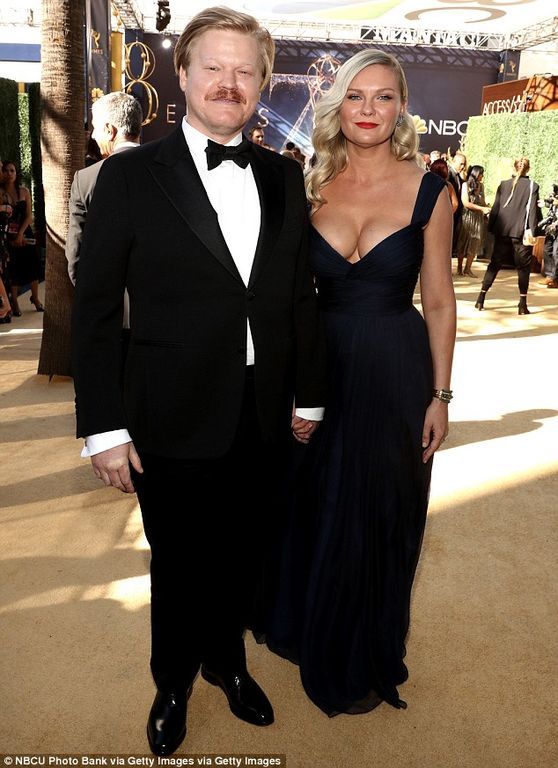 Εντυπωσιακή η πρώτη της εμφάνιση στο κόκκινο χαλί μετά τη γέννηση του παιδιού της (pics) 