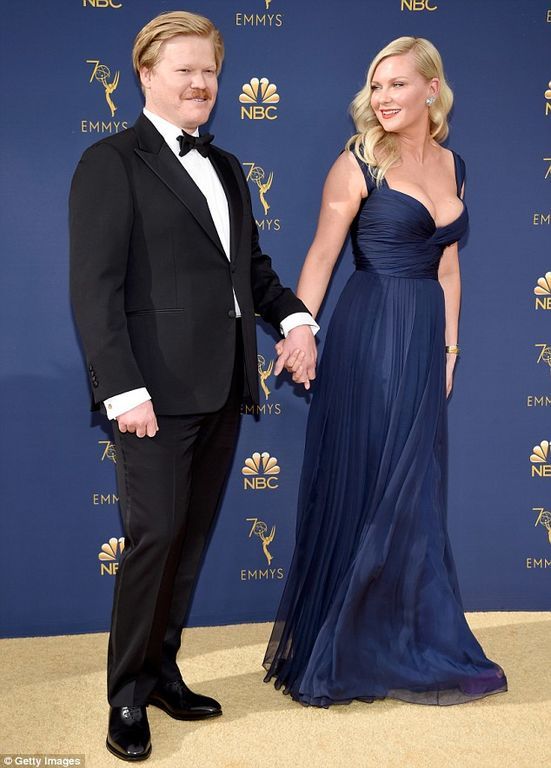 Εντυπωσιακή η πρώτη της εμφάνιση στο κόκκινο χαλί μετά τη γέννηση του παιδιού της (pics) 