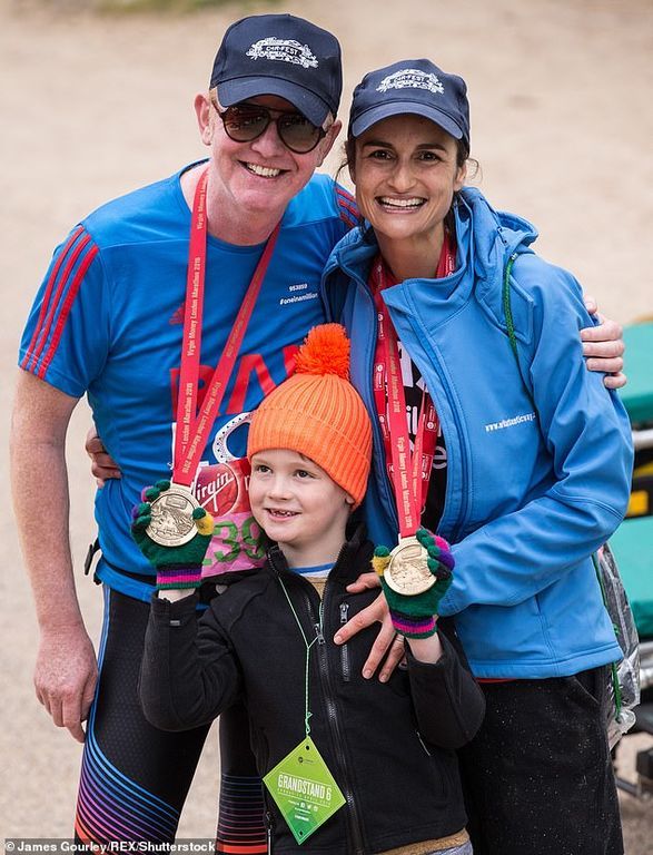 Τηλεοπτικός σταρ ανακοίνωσε ότι απέκτησε δίδυμα στα 52 του χρόνια ( pics) 