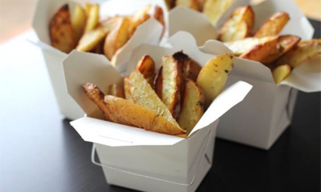 Πατατούλες τηγανιτές σε χάρτινη συσκευασία