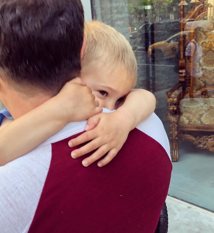 Πώς είναι η ζωή με παιδιά, γάτα, σκύλο και έναν διάσημο άνδρα; Κάπως έτσι (pics)