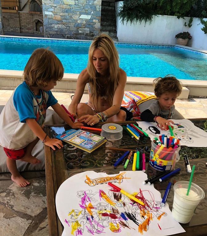 Σοφία Καρβέλα: Η καθημερινότητα με τα παιδιά της εντός και εκτός σπιτιού μέσα από φωτογραφίες (pics)