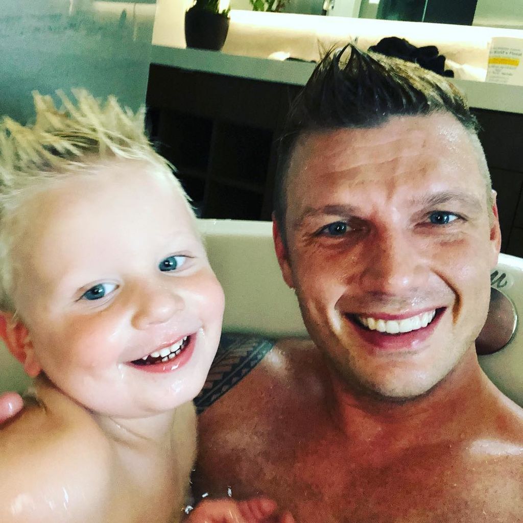 O τραγουδιστής φωτογραφίζεται με τον κούκλο γιο του (pic)