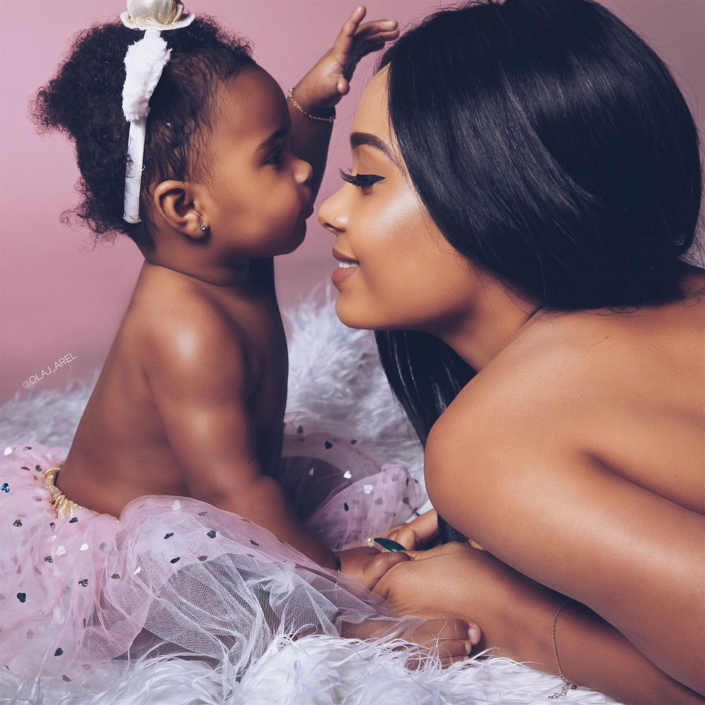 Η Αφρικανίδα Beauty Guru εντυπωσιάζει με τις μοναδικές φωτογραφίες που βγάζει με την κόρη της (pics)