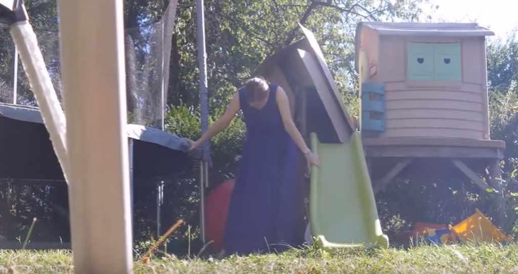 Μαμά γέννησε το 6ο της παιδί στην αυλή του σπιτιού της έχοντας κοντά της τα άλλα 5 παιδιά (vid)