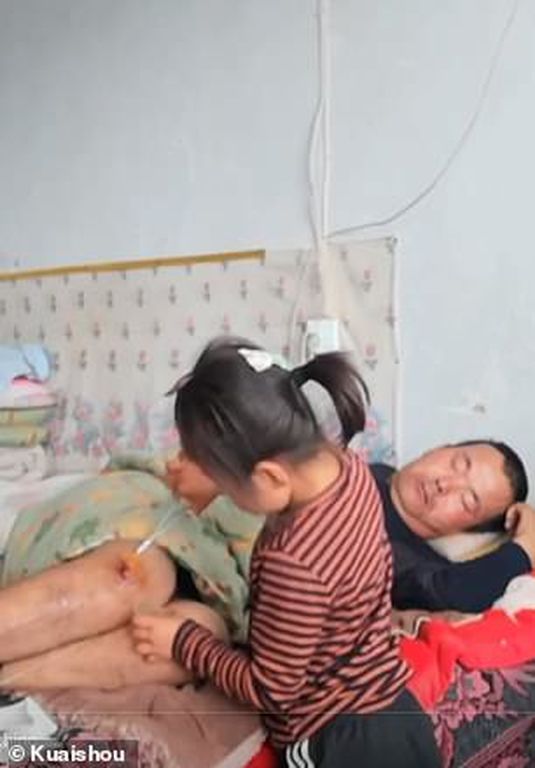 Είναι μόλις 6 χρονών και φροντίζει τον παράλυτο πατέρα της αφού η μητέρα της τους παράτησε 