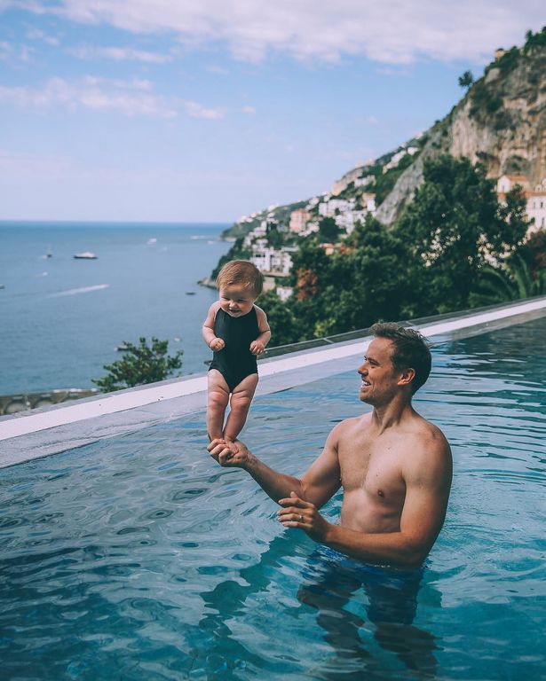 Ένας ενθουσιώδης μπαμπάς που λατρεύει να ταξιδεύει και να φωτογραφίζεται με την οικογένεια του (pic)