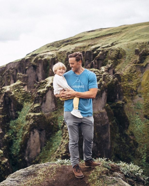 Ένας ενθουσιώδης μπαμπάς που λατρεύει να ταξιδεύει και να φωτογραφίζεται με την οικογένεια του (pic)