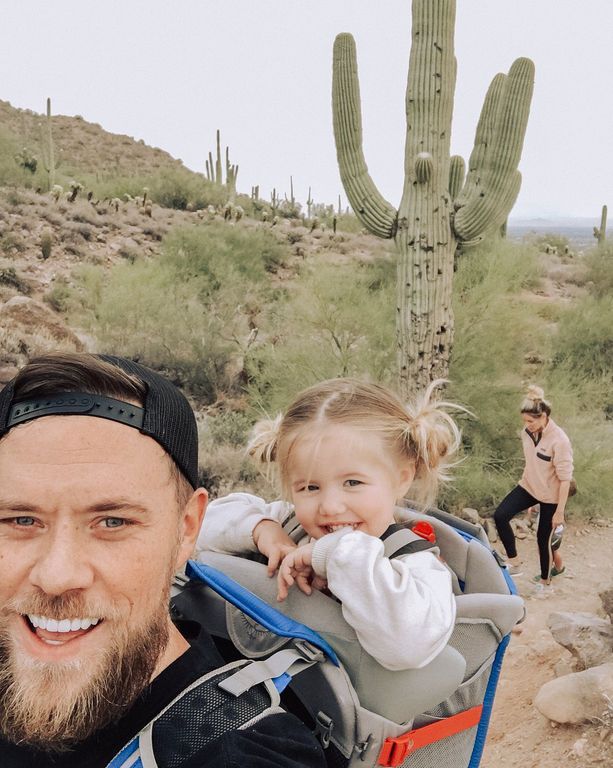 Ένας ενθουσιώδης μπαμπάς που λατρεύει να ταξιδεύει και να φωτογραφίζεται με την οικογένεια του (pic)