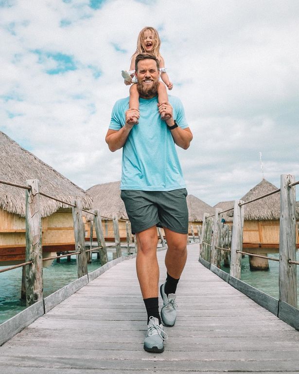 Ένας ενθουσιώδης μπαμπάς που λατρεύει να ταξιδεύει και να φωτογραφίζεται με την οικογένεια του (pic)