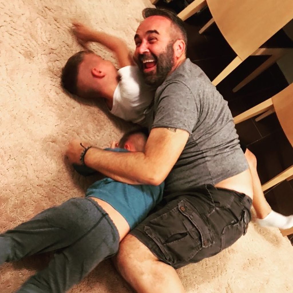 Οι γιοι του γνωστού Έλληνα παρουσιαστή «φαγώθηκαν» να στρώσουν τα χαλιά και αυτός ήταν ο λόγος (pic)